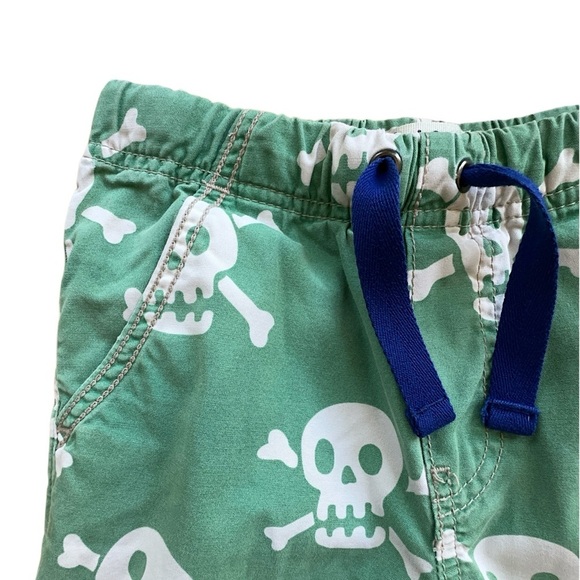 MINI BODEN | SKULL & CROSSBONES COTTON ADVENTURE SHORTS SOFT GREEN | 6Y - Picture 3 of 12